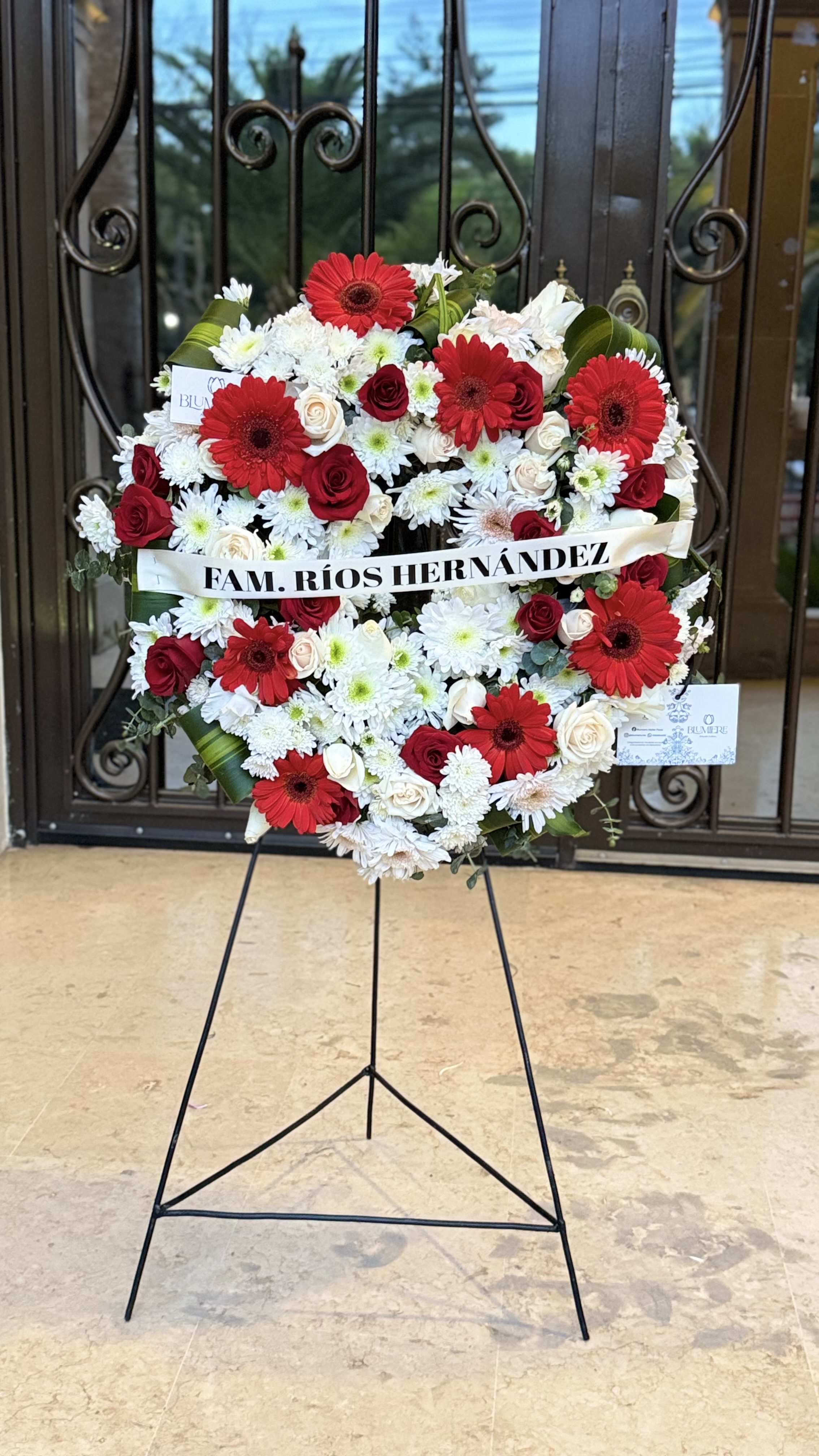 Arreglo de lilis blancos y follaje en canasta baja