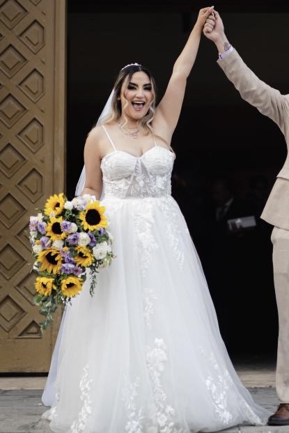 Ramo de novia de rosas y ranúnculos blancos sobre mantel de lino