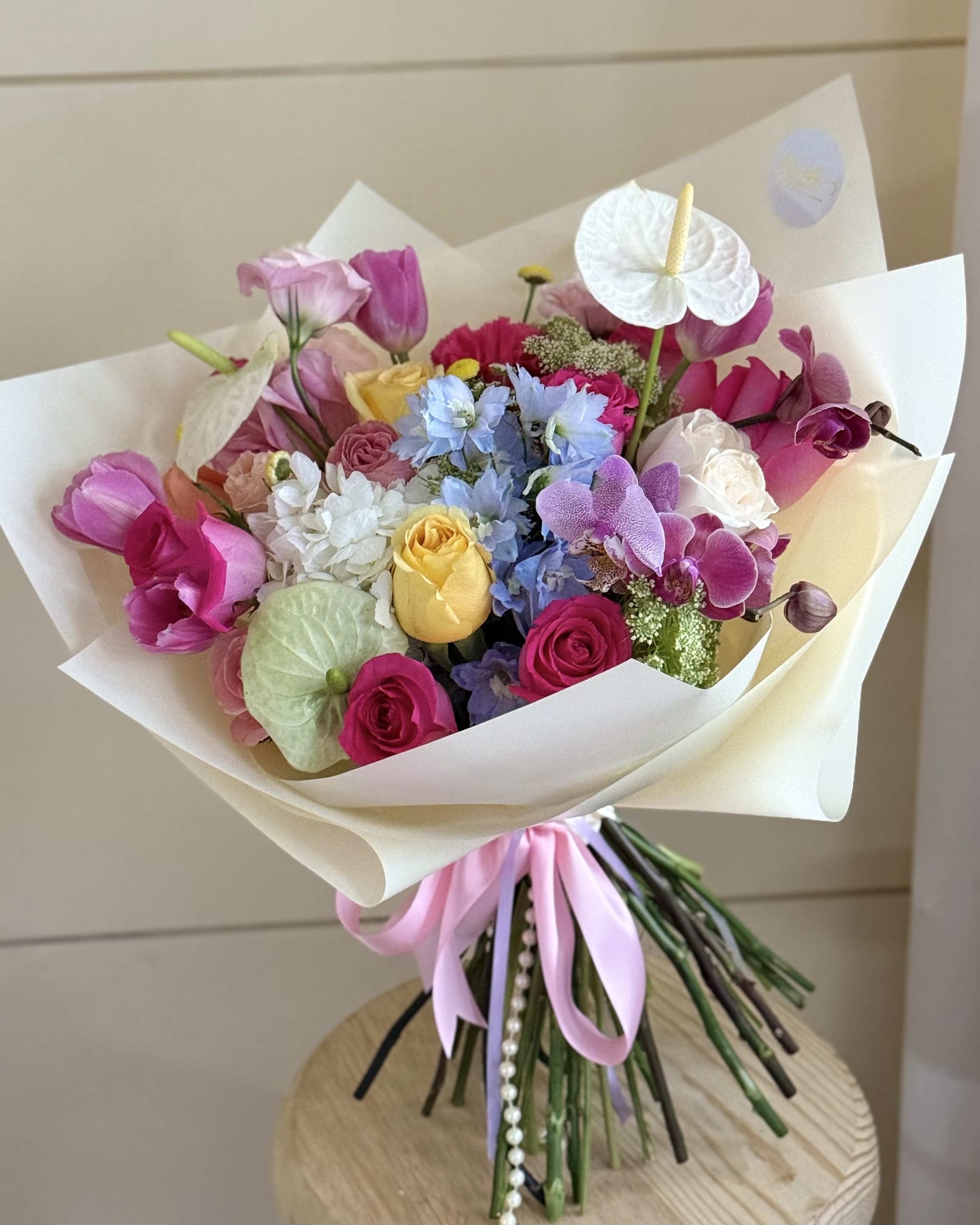 Ramo de girasoles y lisianthus envuelto en papel kraft